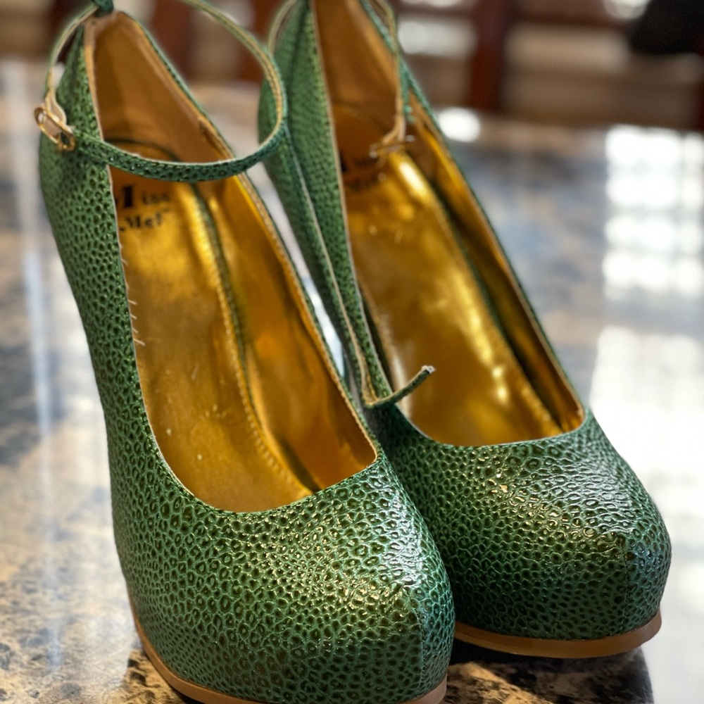 Green platform heels